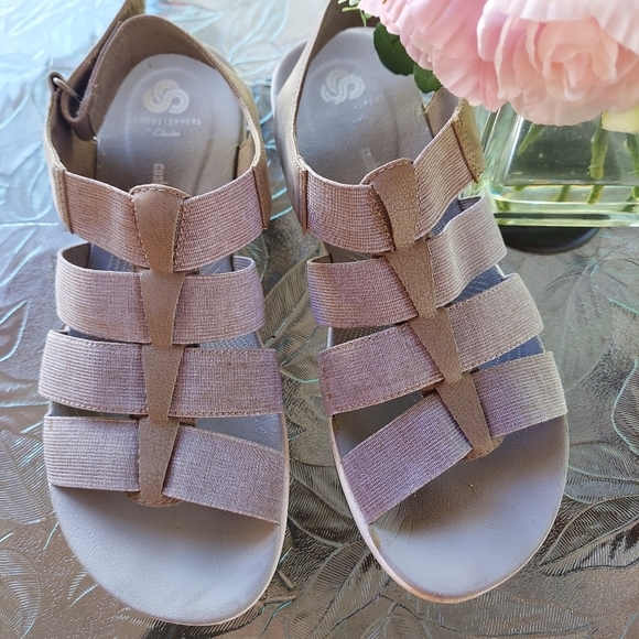 Clarks Gray/white woman's sandals. Size 8M. Comfortable Summer Vacation Gift Sof - Picture 3 of 6